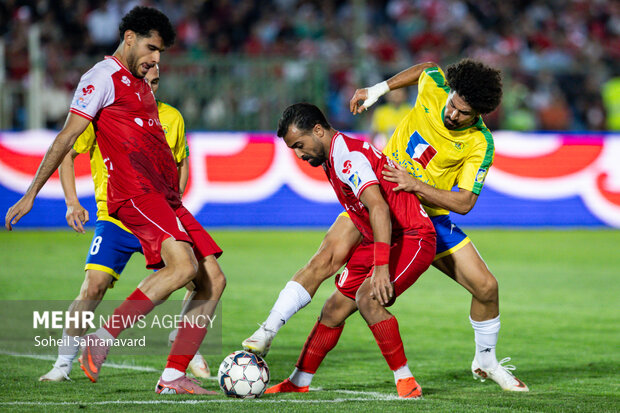 لیگ برتر فوتبال - پرسپولیس و صنعت نفت آبادان
