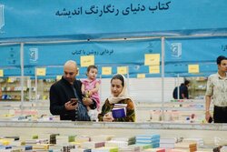 حسینی: کتاب باید در سبد هزینه‌های خانوار جایگاه ویژه‌ای داشته باشد