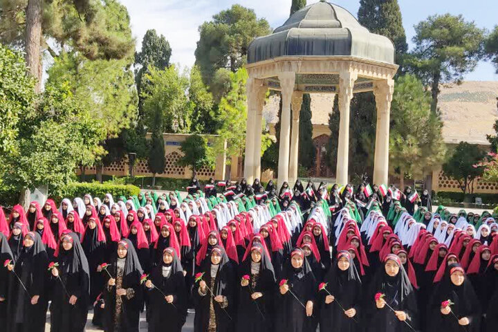 طنین سرود دختران ایران در جوار آرامگاه حافظ شیرازی