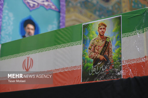 داع با پیکر <a href='https://sayeb.ir/tag/%d8%b4%d9%87%db%8c%d8%af'></div>شهید</a> تکاور فراجا عباس آقایی در حرم بانوی کرامت