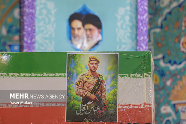 داع با پیکر <a href='https://sayeb.ir/tag/%d8%b4%d9%87%db%8c%d8%af'></div>شهید</a> تکاور فراجا عباس آقایی در حرم بانوی کرامت