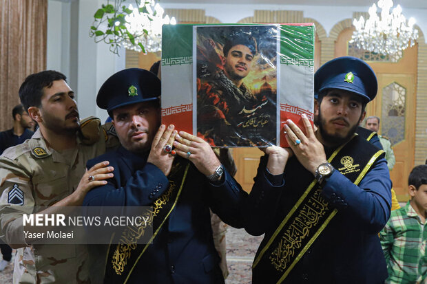 داع با پیکر <a href='https://sayeb.ir/tag/%d8%b4%d9%87%db%8c%d8%af'></div>شهید</a> تکاور فراجا عباس آقایی در حرم بانوی کرامت