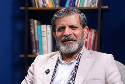 وقتی قافیه کم می‌آید، پای نظام وسط است؛شعرم وزن ندارد، تقصیر جامعه است