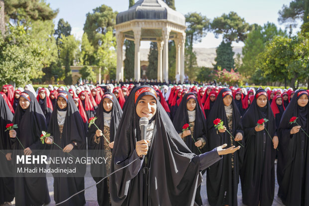 سرود دختران ایران در حافظیه