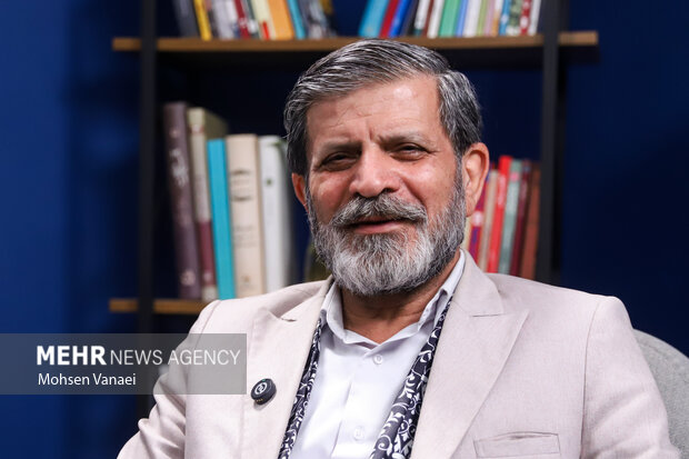 وقتی قافیه کم می‌آید، پای نظام وسط است؛شعرم وزن ندارد، تقصیر جامعه است