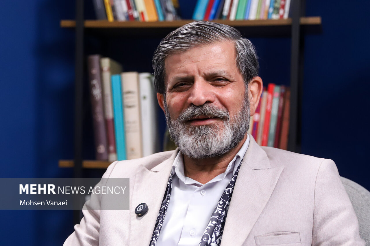 وقتی قافیه کم میآید، پای نظام وسط است؛شعرم وزن ندارد، تقصیر جامعه است وقتی قافیه کم میآید، پای نظام وسط است؛شعرم وزن ندارد، تقصیر جامعه است