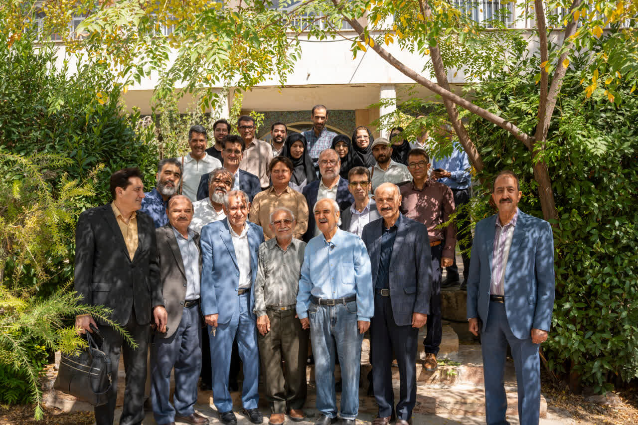 شفیعی کدکنی در جمع خانواده زبان و ادبیات فارسی دانشگاه شیراز شفیعی کدکنی در جمع خانواده زبان و ادبیات فارسی دانشگاه شیراز