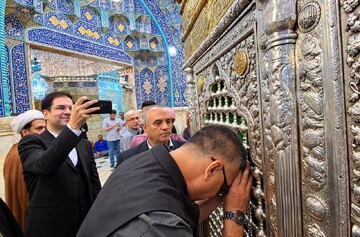 سفیر جدید هند در ایران به زیارت حرم حضرت معصومه(س) مشرف شد