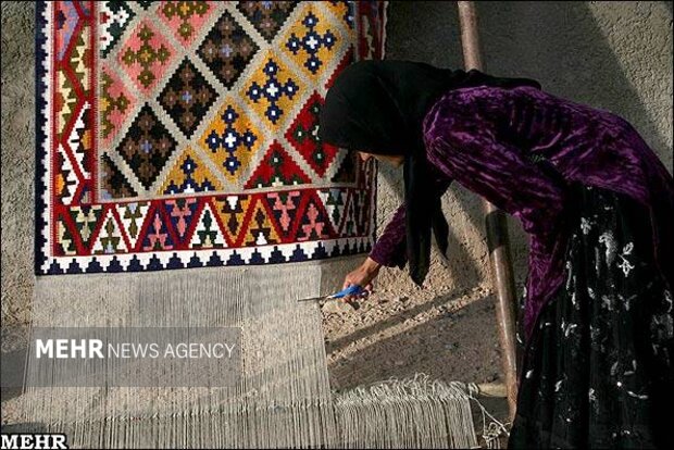 سادات محمودی دنا؛ هزاران نقش گلیم، گرفتار کلاف بازار و بیمه