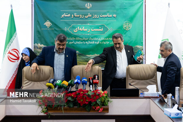 امضای تفاهمنامه همکاری مرکز وکلا و سازمان امور عشایر ایران امضای تفاهمنامه همکاری مرکز وکلا و سازمان امور عشایر ایران