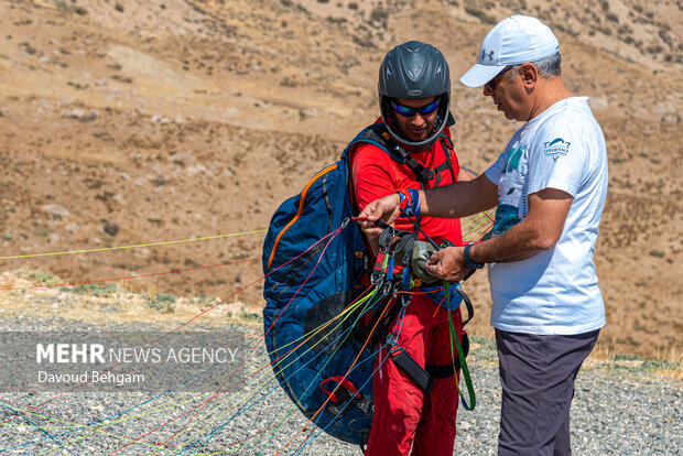 پرواز پاراگلایدرها در آسمان گلبهار