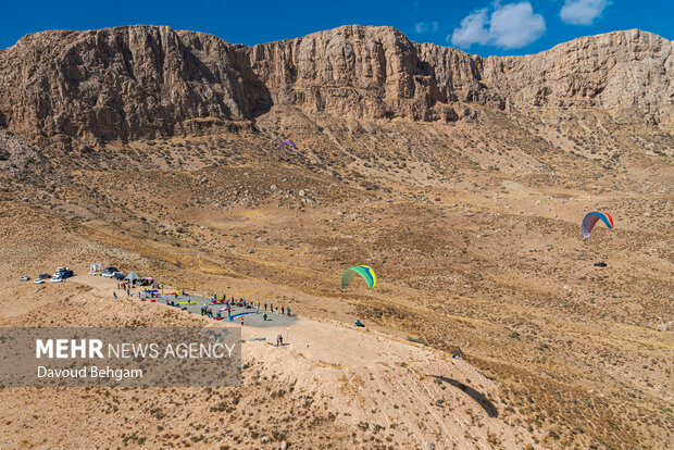 پرواز پاراگلایدرها در آسمان گلبهار