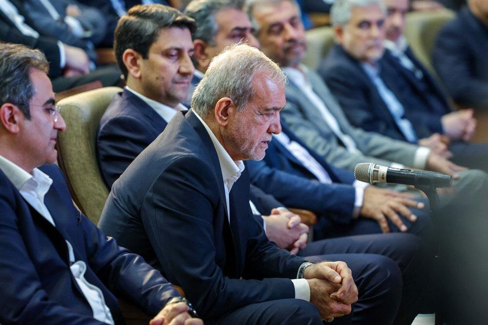 رونمایی از نخستین ربات پستچی و نسل سوم نشانی استاندارد رونمایی از نخستین ربات پستچی و نسل سوم نشانی استاندارد