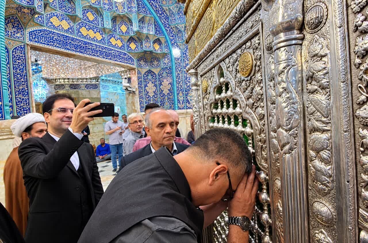 سفیر جدید هند در ایران به زیارت حرم حضرت معصومه(س) مشرف شد سفیر جدید هند در ایران به زیارت حرم حضرت معصومه(س) مشرف شد