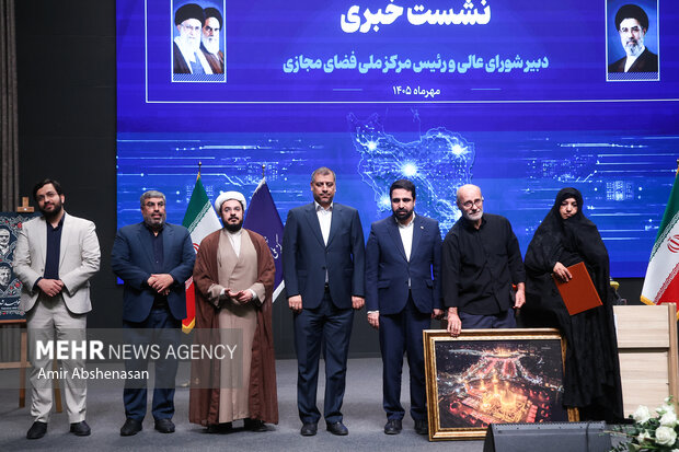 نشست خبری دبیر شورای عالی و رئیس <a href='https://sayeb.ir/tag/%d9%85%d8%b1%da%a9%d8%b2-%d9%85%d9%84%db%8c-%d9%81%d8%b6%d8%a7%db%8c-%d9%85%d8%ac%d8%a7%d8%b2%db%8c'></div>مرکز ملی فضای مجازی</a>