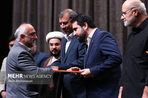 نشست خبری دبیر شورای عالی و رئیس <a href='https://sayeb.ir/tag/%d9%85%d8%b1%da%a9%d8%b2-%d9%85%d9%84%db%8c-%d9%81%d8%b6%d8%a7%db%8c-%d9%85%d8%ac%d8%a7%d8%b2%db%8c'></div>مرکز ملی فضای مجازی</a>