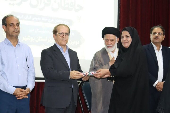 برگزیدگان قرآنی شهرستان دیر تجلیل شدند