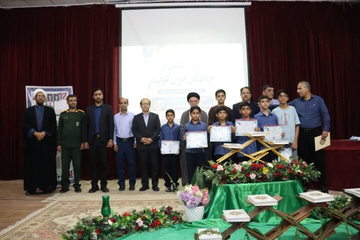 برگزیدگان قرآنی شهرستان دیر تجلیل شدند