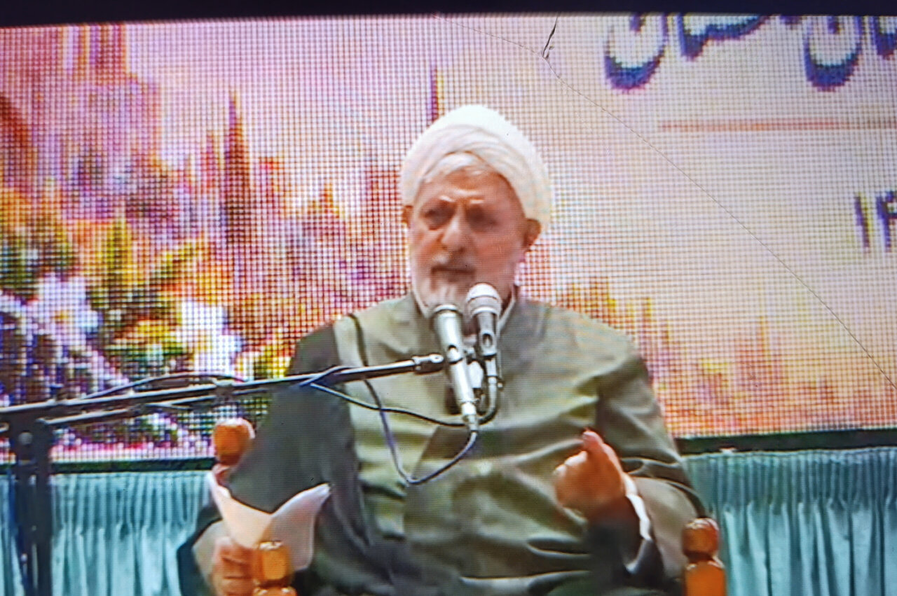 روحانیت در دفاع از دین و همراهی با مردم و رزمندگان پیشگام است