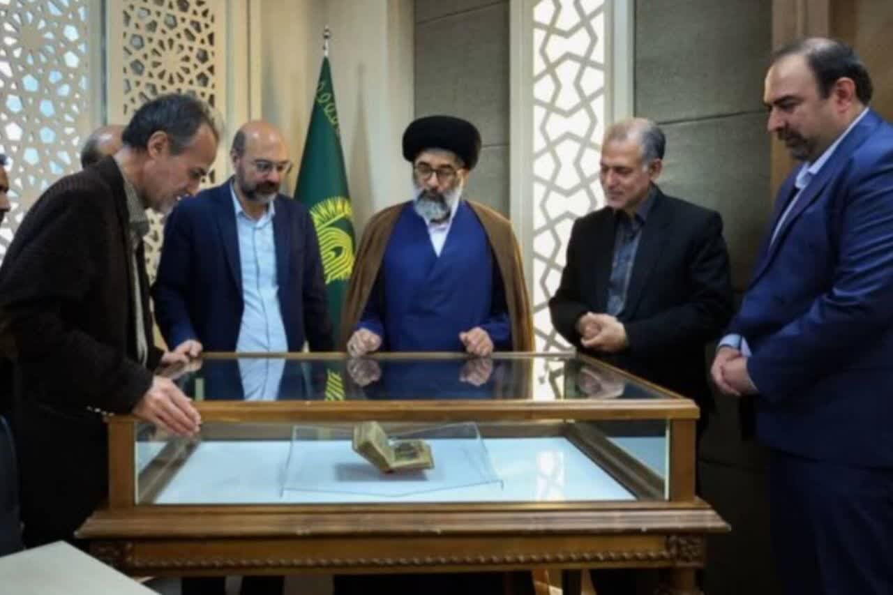 دیوان حافظ با قدمت ۴ قرن در کتابخانه حرم رضوی رونمایی شد دیوان حافظ با قدمت ۴ قرن در کتابخانه حرم رضوی رونمایی شد