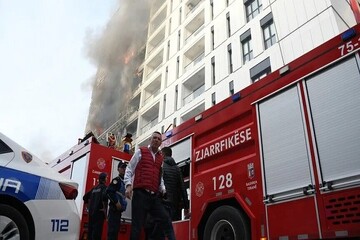 Arnavutluk'ta öğrenci eyleminde Eğitim Bakanlığı binası ateşe verildi
