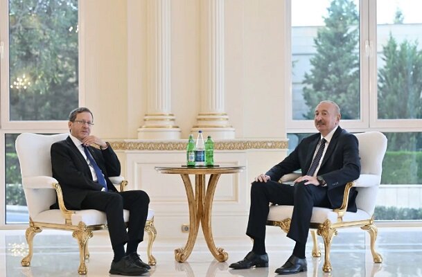 Siyonist rejim başkanı Herzog Bakü'de Aliyev'le görüştü