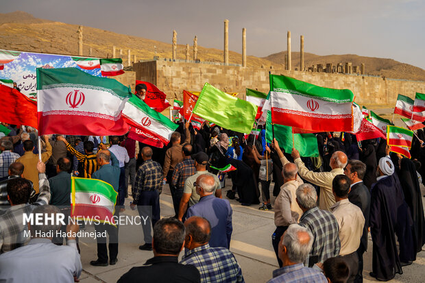 اجتماع <a href='https://sayeb.ir/tag/%d8%ac%d8%a7%d9%86%d9%81%d8%af%d8%a7'></div>جان‌فدا</a>یان <a href='https://sayeb.ir/tag/%d8%a7%db%8c%d8%b1%d8%a7%d9%86'>ایران</a> در تخت‌جمشید