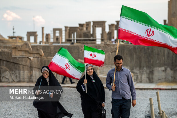 اجتماع <a href='https://sayeb.ir/tag/%d8%ac%d8%a7%d9%86%d9%81%d8%af%d8%a7'></div>جان‌فدا</a>یان <a href='https://sayeb.ir/tag/%d8%a7%db%8c%d8%b1%d8%a7%d9%86'>ایران</a> در تخت‌جمشید