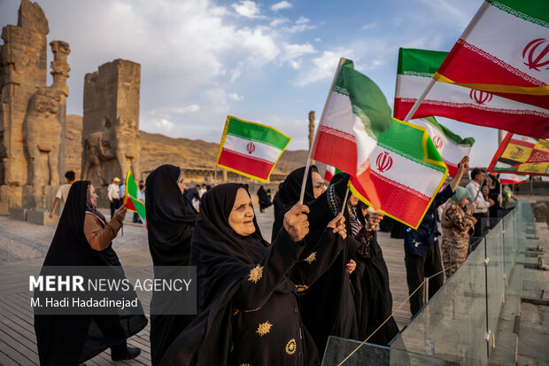 اجتماع <a href='https://sayeb.ir/tag/%d8%ac%d8%a7%d9%86%d9%81%d8%af%d8%a7'></div>جان‌فدا</a>یان <a href='https://sayeb.ir/tag/%d8%a7%db%8c%d8%b1%d8%a7%d9%86'>ایران</a> در تخت‌جمشید