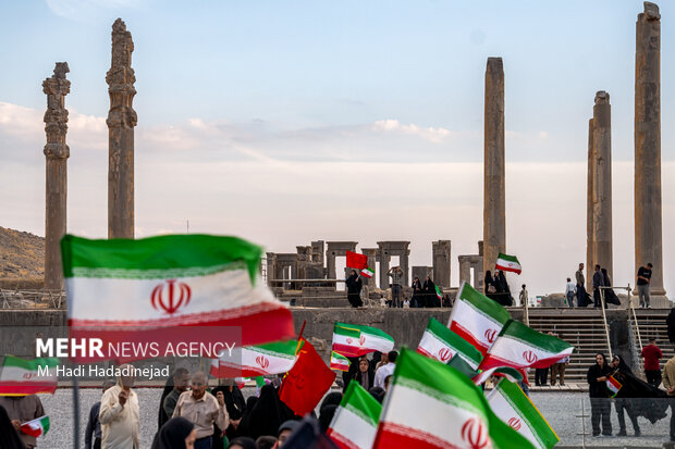 اجتماع <a href='https://sayeb.ir/tag/%d8%ac%d8%a7%d9%86%d9%81%d8%af%d8%a7'></div>جان‌فدا</a>یان <a href='https://sayeb.ir/tag/%d8%a7%db%8c%d8%b1%d8%a7%d9%86'>ایران</a> در تخت‌جمشید