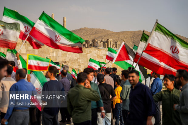 اجتماع <a href='https://sayeb.ir/tag/%d8%ac%d8%a7%d9%86%d9%81%d8%af%d8%a7'></div>جان‌فدا</a>یان <a href='https://sayeb.ir/tag/%d8%a7%db%8c%d8%b1%d8%a7%d9%86'>ایران</a> در تخت‌جمشید