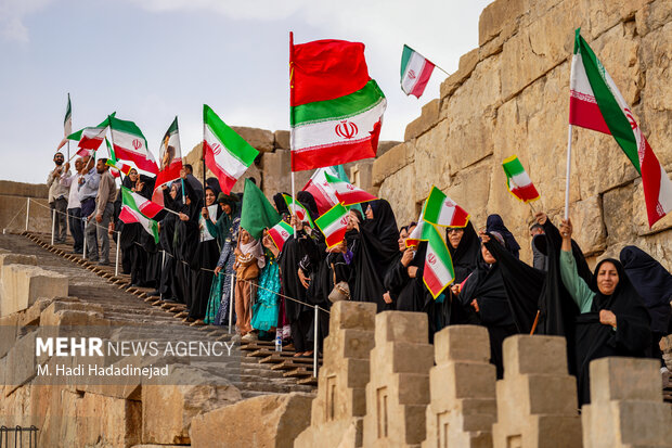 اجتماع <a href='https://sayeb.ir/tag/%d8%ac%d8%a7%d9%86%d9%81%d8%af%d8%a7'></div>جان‌فدا</a>یان <a href='https://sayeb.ir/tag/%d8%a7%db%8c%d8%b1%d8%a7%d9%86'>ایران</a> در تخت‌جمشید