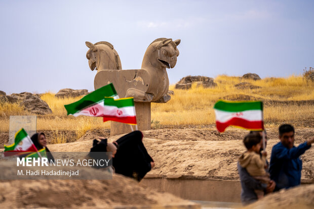 اجتماع <a href='https://sayeb.ir/tag/%d8%ac%d8%a7%d9%86%d9%81%d8%af%d8%a7'></div>جان‌فدا</a>یان <a href='https://sayeb.ir/tag/%d8%a7%db%8c%d8%b1%d8%a7%d9%86'>ایران</a> در تخت‌جمشید