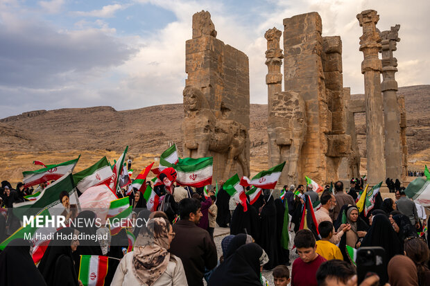 اجتماع <a href='https://sayeb.ir/tag/%d8%ac%d8%a7%d9%86%d9%81%d8%af%d8%a7'></div>جان‌فدا</a>یان <a href='https://sayeb.ir/tag/%d8%a7%db%8c%d8%b1%d8%a7%d9%86'>ایران</a> در تخت‌جمشید