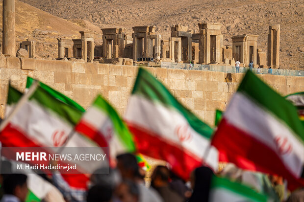 اجتماع <a href='https://sayeb.ir/tag/%d8%ac%d8%a7%d9%86%d9%81%d8%af%d8%a7'></div>جان‌فدا</a>یان <a href='https://sayeb.ir/tag/%d8%a7%db%8c%d8%b1%d8%a7%d9%86'>ایران</a> در تخت‌جمشید