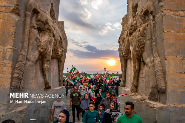 اجتماع <a href='https://sayeb.ir/tag/%d8%ac%d8%a7%d9%86%d9%81%d8%af%d8%a7'></div>جان‌فدا</a>یان <a href='https://sayeb.ir/tag/%d8%a7%db%8c%d8%b1%d8%a7%d9%86'>ایران</a> در تخت‌جمشید