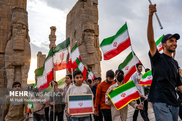 اجتماع <a href='https://sayeb.ir/tag/%d8%ac%d8%a7%d9%86%d9%81%d8%af%d8%a7'></div>جان‌فدا</a>یان <a href='https://sayeb.ir/tag/%d8%a7%db%8c%d8%b1%d8%a7%d9%86'>ایران</a> در تخت‌جمشید