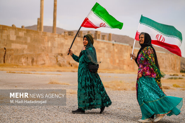 اجتماع <a href='https://sayeb.ir/tag/%d8%ac%d8%a7%d9%86%d9%81%d8%af%d8%a7'></div>جان‌فدا</a>یان <a href='https://sayeb.ir/tag/%d8%a7%db%8c%d8%b1%d8%a7%d9%86'>ایران</a> در تخت‌جمشید