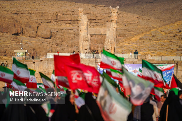 اجتماع <a href='https://sayeb.ir/tag/%d8%ac%d8%a7%d9%86%d9%81%d8%af%d8%a7'></div>جان‌فدا</a>یان <a href='https://sayeb.ir/tag/%d8%a7%db%8c%d8%b1%d8%a7%d9%86'>ایران</a> در تخت‌جمشید