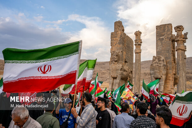 اجتماع <a href='https://sayeb.ir/tag/%d8%ac%d8%a7%d9%86%d9%81%d8%af%d8%a7'></div>جان‌فدا</a>یان <a href='https://sayeb.ir/tag/%d8%a7%db%8c%d8%b1%d8%a7%d9%86'>ایران</a> در تخت‌جمشید