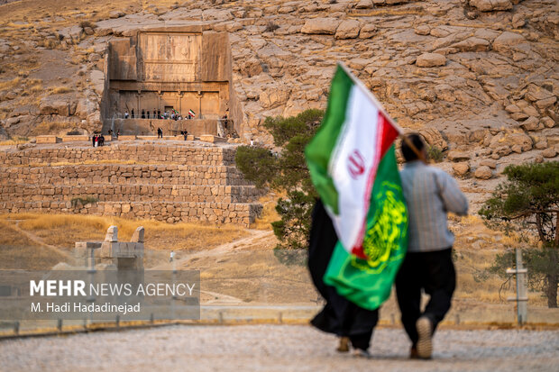 اجتماع <a href='https://sayeb.ir/tag/%d8%ac%d8%a7%d9%86%d9%81%d8%af%d8%a7'></div>جان‌فدا</a>یان <a href='https://sayeb.ir/tag/%d8%a7%db%8c%d8%b1%d8%a7%d9%86'>ایران</a> در تخت‌جمشید