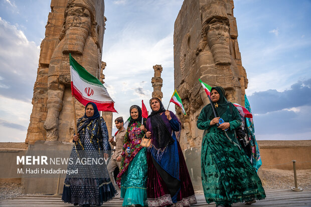 اجتماع <a href='https://sayeb.ir/tag/%d8%ac%d8%a7%d9%86%d9%81%d8%af%d8%a7'></div>جان‌فدا</a>یان <a href='https://sayeb.ir/tag/%d8%a7%db%8c%d8%b1%d8%a7%d9%86'>ایران</a> در تخت‌جمشید