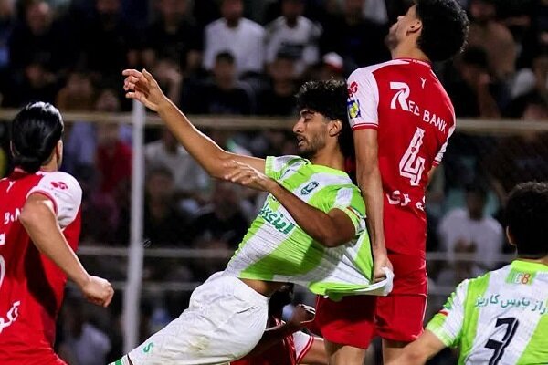 نمایی از برخورد با محبی در محوطه جریمه پرسپولیس