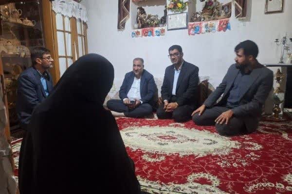 کمک ۳ میلیارد ریالی به خانواده زندانی نیازمند در بیرجند کمک ۳ میلیارد ریالی به خانواده زندانی نیازمند در بیرجند