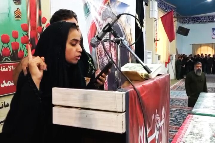 رجزخوانی دختر شهیده عقیلا در مراسم تشییع مادرش