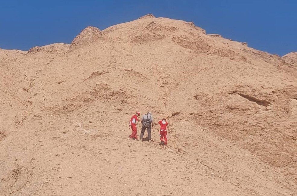 امدادرسانی به ۲ مفقودی کوههای گرمسار؛ حال افراد مساعد است