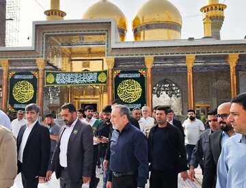 عراقجي يزور مرقد الإمامين الكاظمين (ع) في بغداد