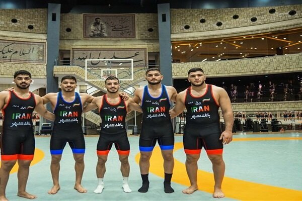 المصارعون الإيرانيون يحصدون ميداليتين ذهبيتين وثلاث ميداليات برونزية في الأوزان الخمسة الأولى