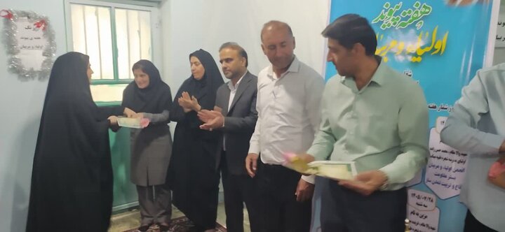 زنگ هفته پیوند اولیا و مربیان در مدارس <a href='https://sayeb.ir/tag/%da%af%d9%86%d8%a7%d9%88%d9%87'></div></div></div>گناوه</a> نواخته شد