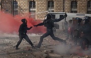 نگو باتوم، بگو شئ سخت؛ این‌جا فرانسه است!